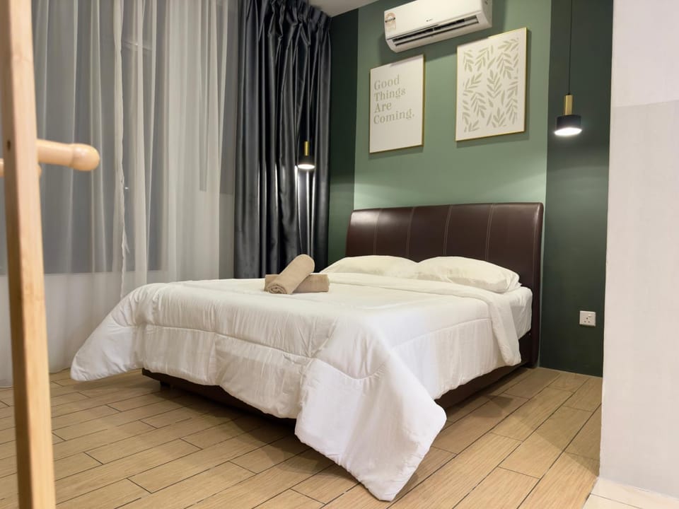 Bed, towels, air conditioner