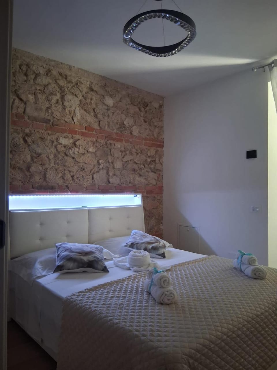 Bed, Photo of the whole room, Bedroom, towels