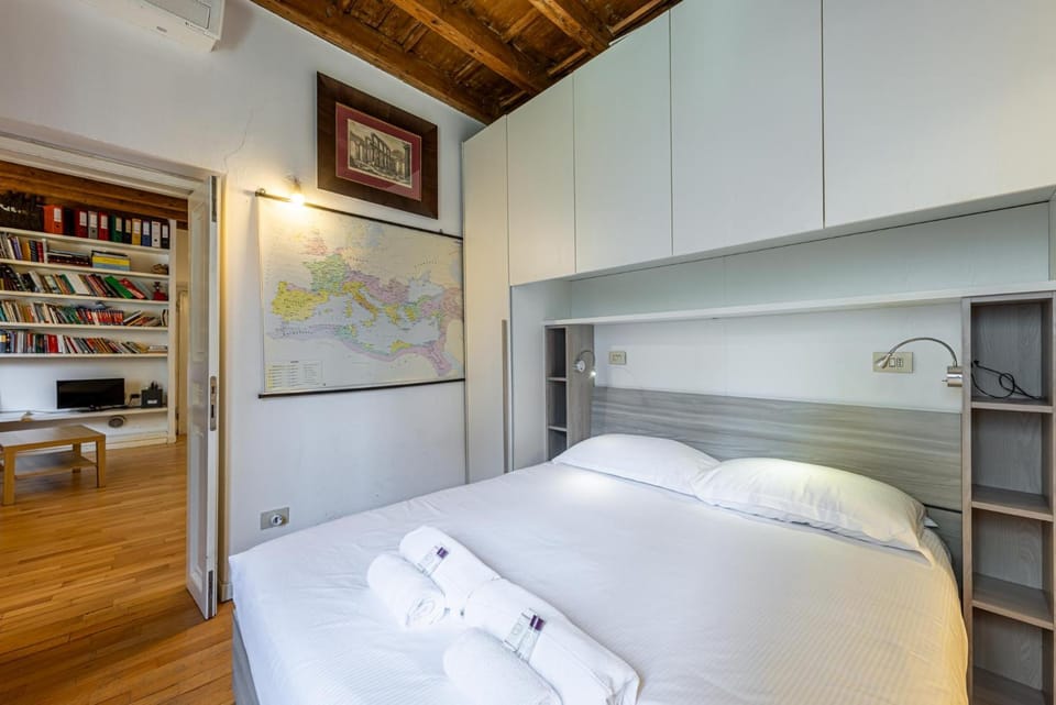 Bedroom, towels