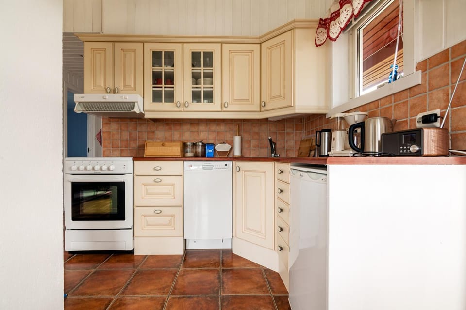 Coffee/tea facilities, Kitchen or kitchenette, dishwasher, oven, stove, kitchen