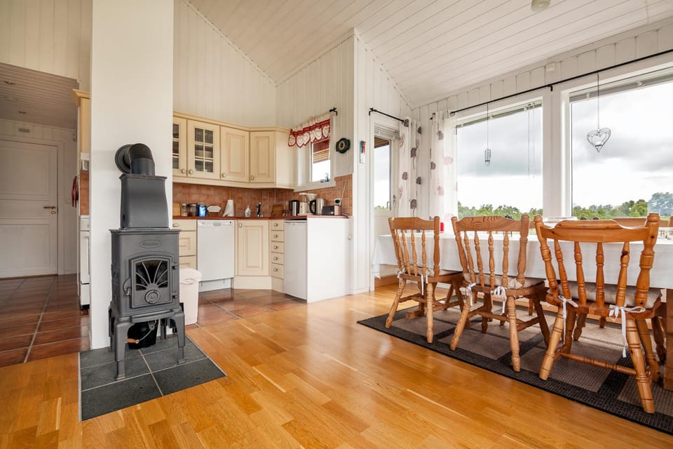 View (from property/room), Kitchen or kitchenette, Dining area, fireplace