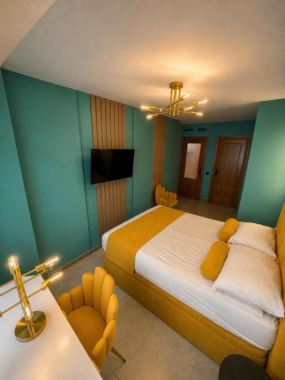 Bed, TV and multimedia, Bedroom