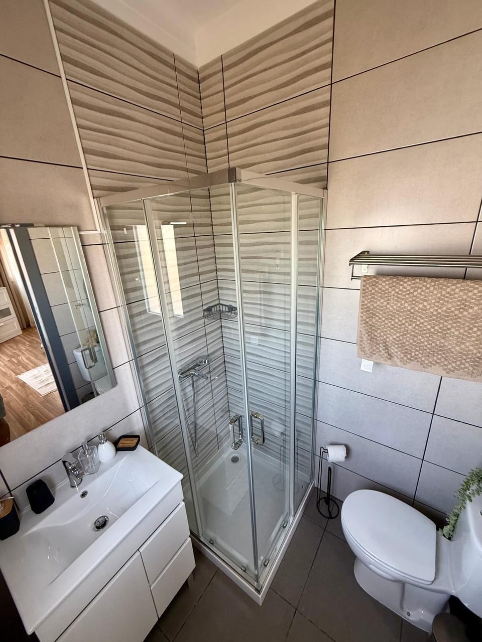 Shower, Toilet, Bathroom, towels