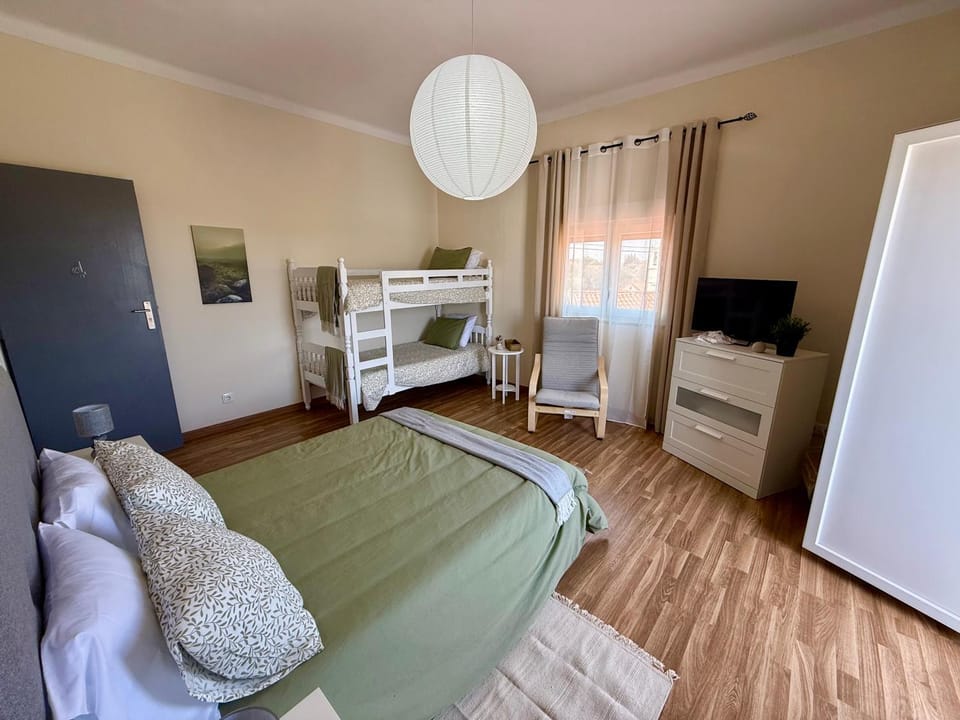 Bed, TV and multimedia, Photo of the whole room, Bedroom, bunk bed