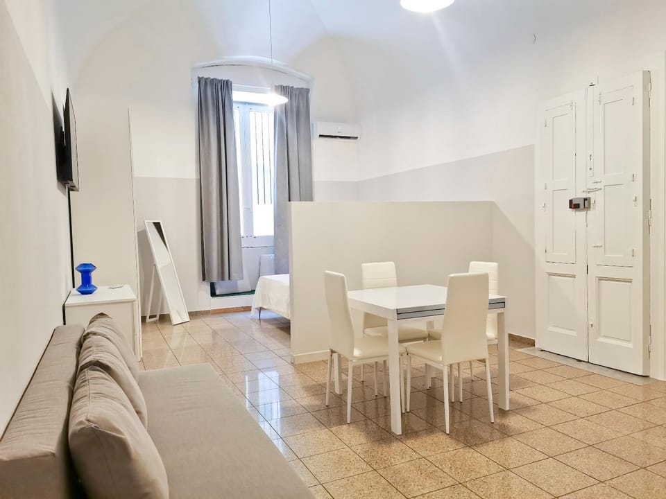 TV and multimedia, Living room, Seating area, Dining area