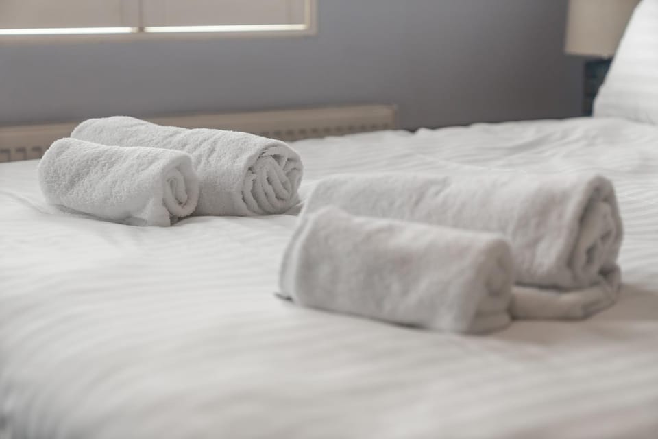 Bed, Bedroom, towels