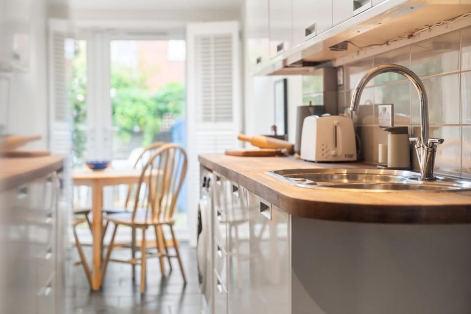 Coffee/tea facilities, Kitchen or kitchenette, Dining area, stove, toaster