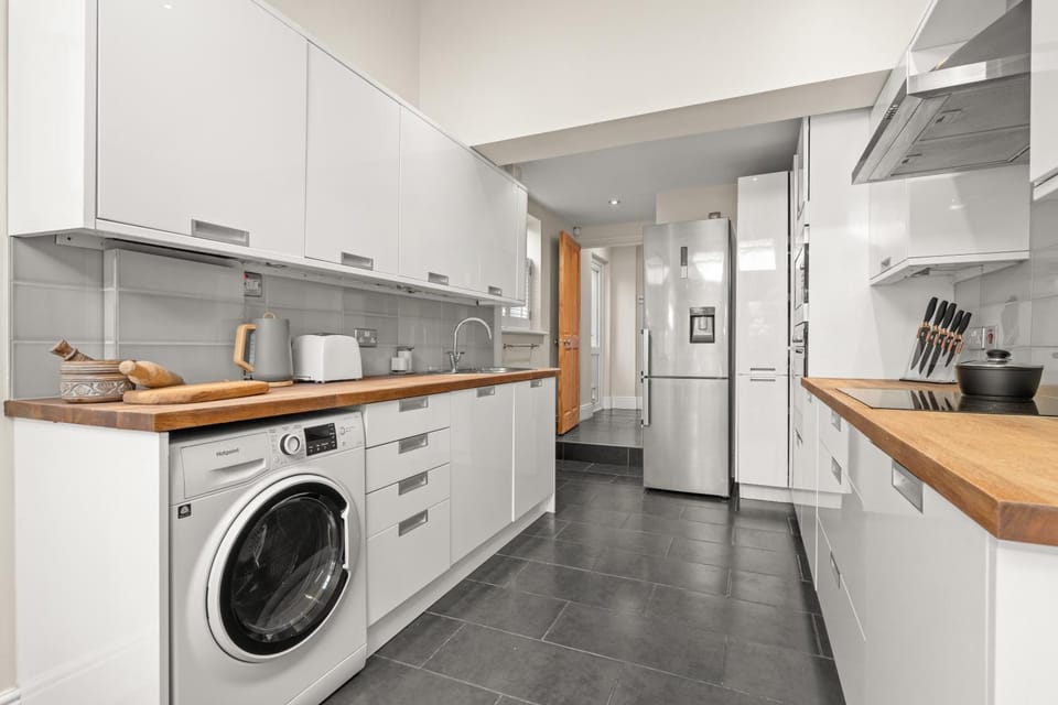 Kitchen or kitchenette, dishwasher, oven, stove, toaster, washing machine