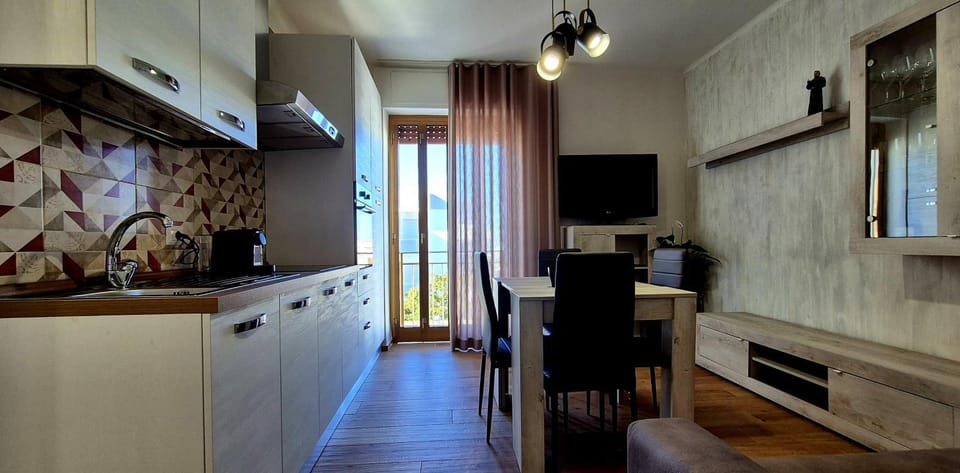 TV and multimedia, Kitchen or kitchenette, Dining area, dishwasher, oven, stove
