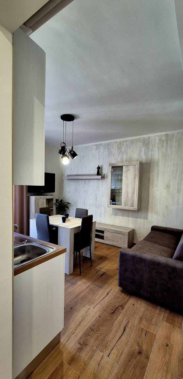 TV and multimedia, Kitchen or kitchenette, Living room, Seating area