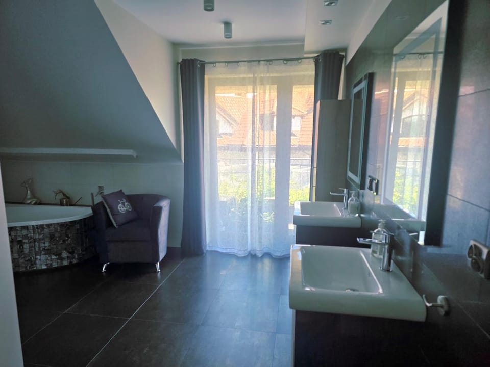 Szary odpoczynek na piętrze - wieś Pogórze, dla zmotoryzowanych Vacation rental in Pomeranian Voivodeship