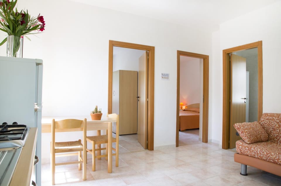 Day, Dining area