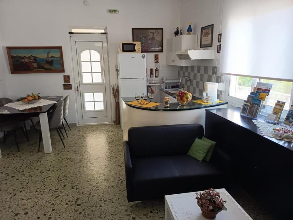 Kitchen or kitchenette, Living room, Dining area