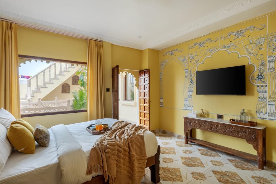 Bed, Seating area, Bedroom