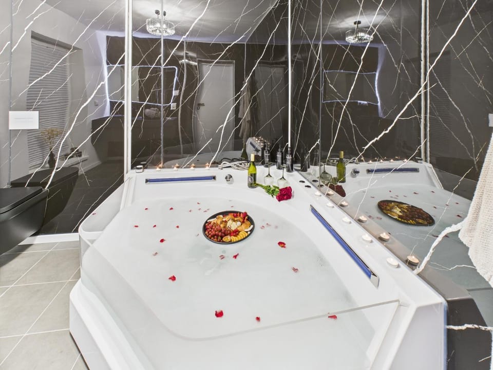 Hot Tub, Bathroom, Spa and wellness centre/facilities