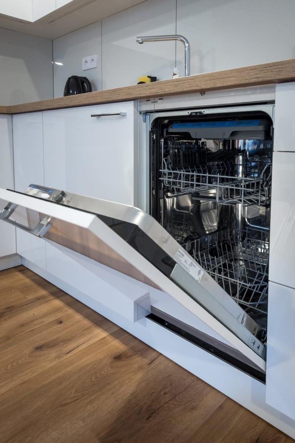 Kitchen or kitchenette, dishwasher