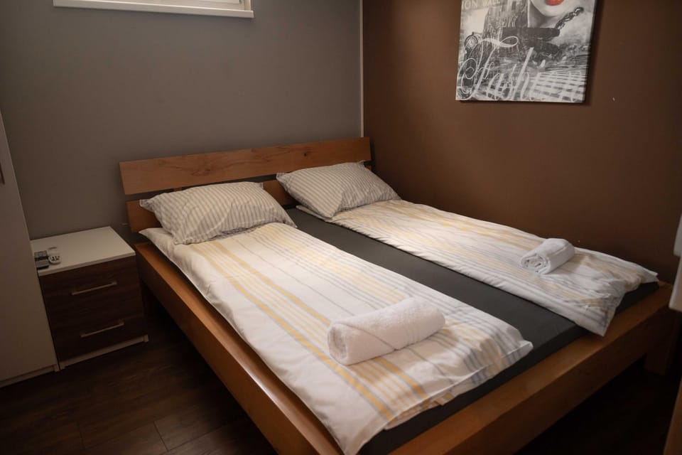 Bed, towels