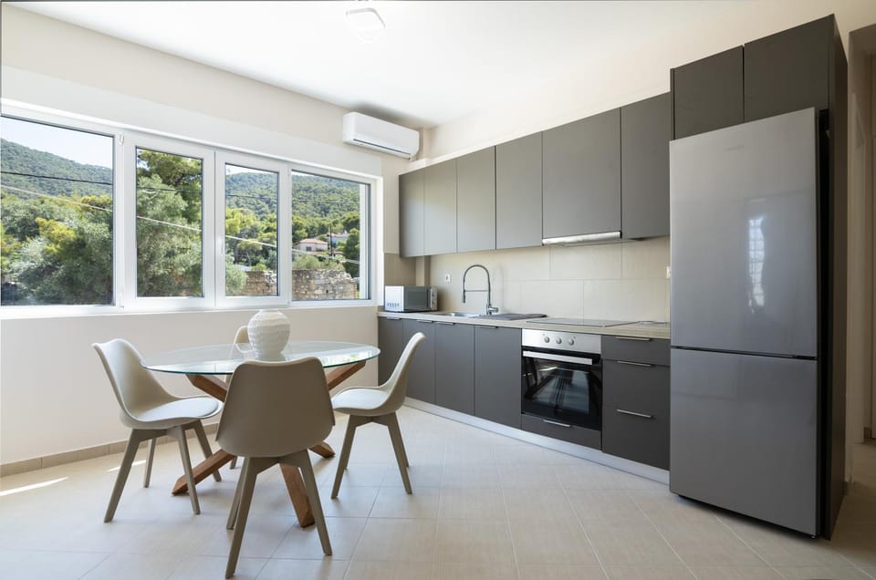 Kitchen or kitchenette, Dining area, oven, stove
