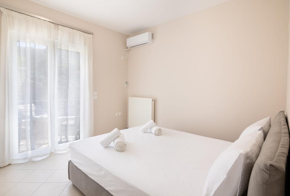 Bed, Photo of the whole room, Bedroom, towels, air conditioner