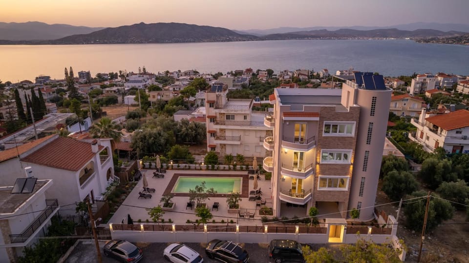 Property building, Neighbourhood, Pool view, Sea view, Swimming pool, Location, Sunset, Parking