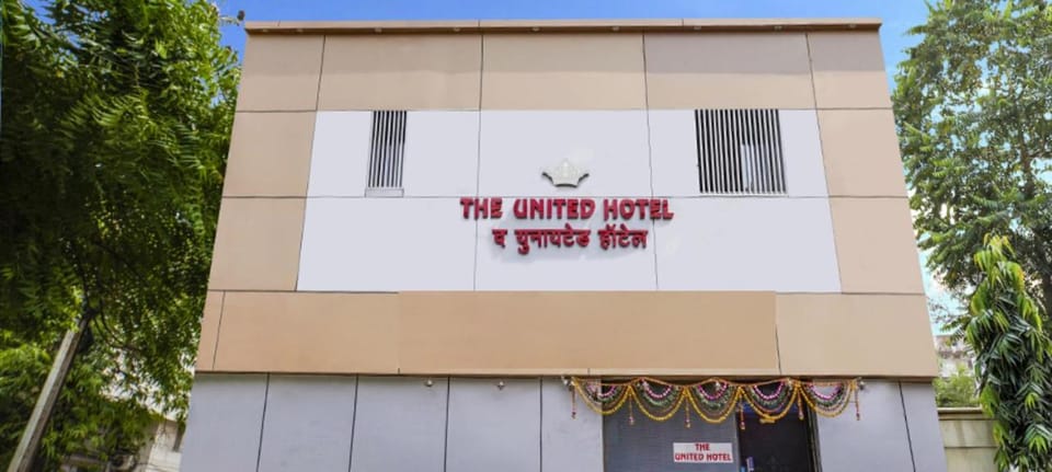 Glitz United-Boomerang & Powai IIT Hotel in Mumbai