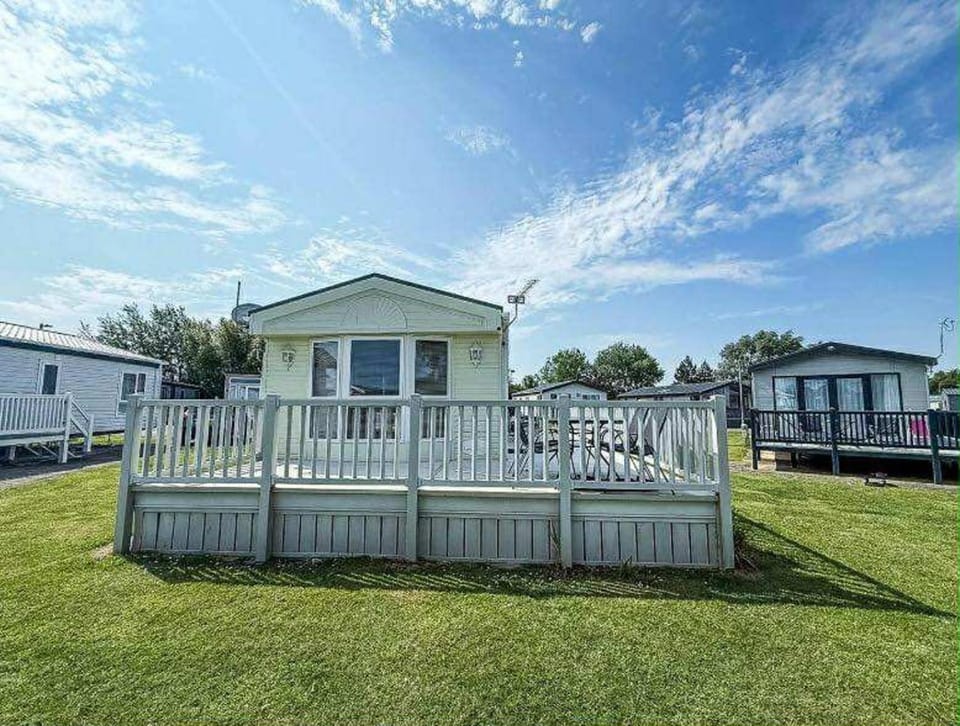 Property building, Neighbourhood, Seating area