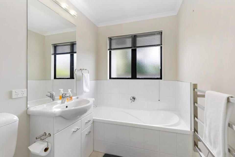 Central Lower Hutt Gem - Steps to Queensgate & Station Villa in Lower Hutt