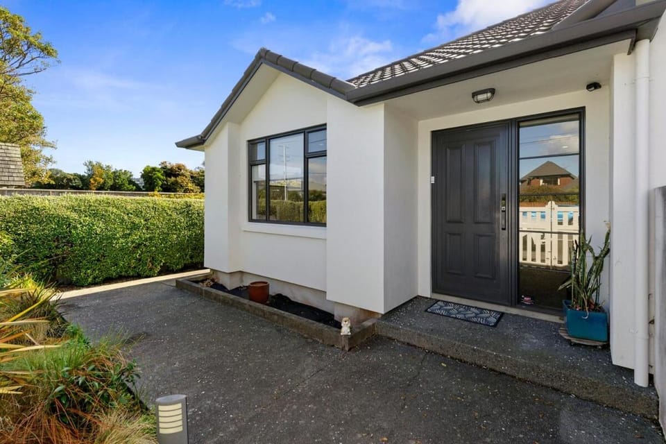 Central Lower Hutt Gem - Steps to Queensgate & Station Villa in Lower Hutt
