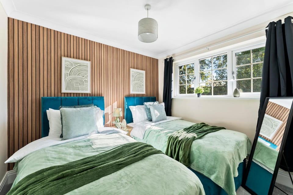 Stylish 4 bed in Bracknell with Games Room House in Bracknell