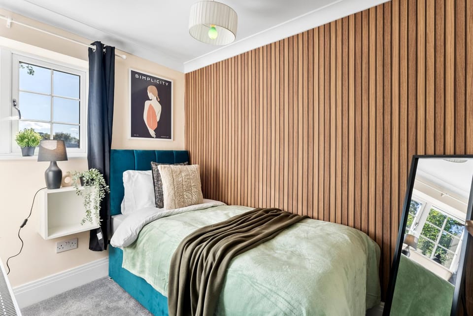 Stylish 4 bed in Bracknell with Games Room House in Bracknell