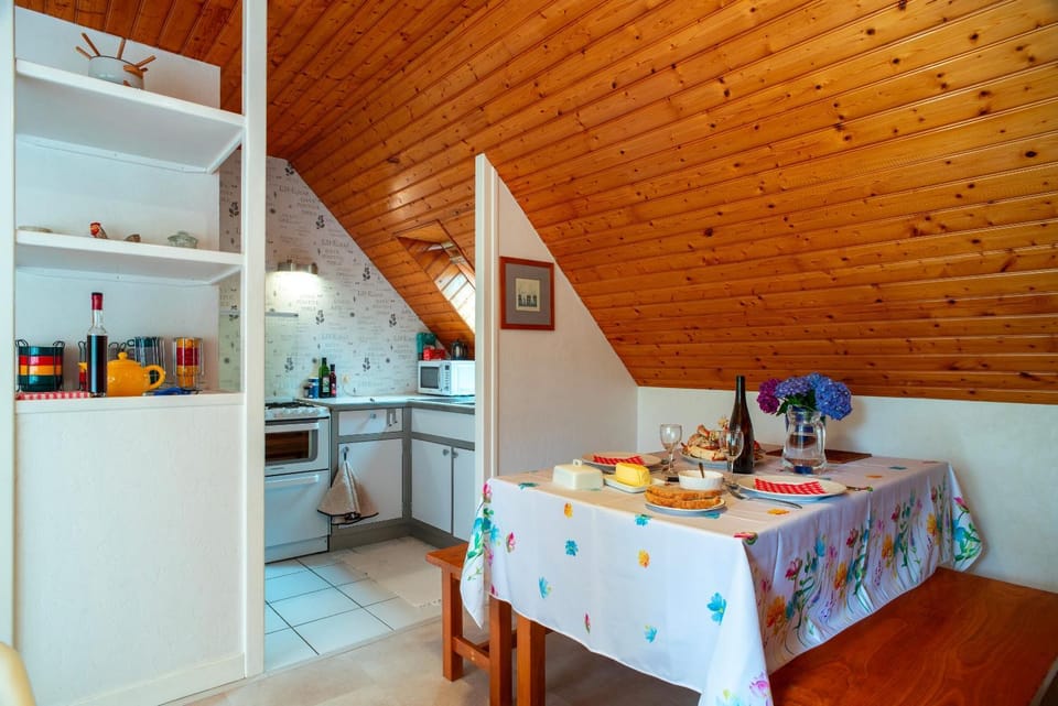 Kitchen or kitchenette, Dining area