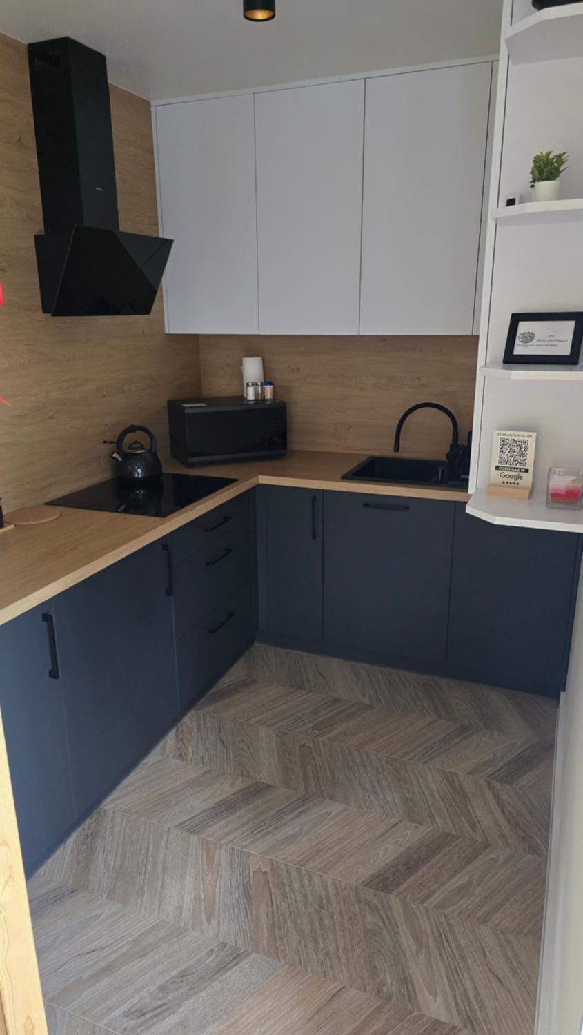 Coffee/tea facilities, Kitchen or kitchenette, stove