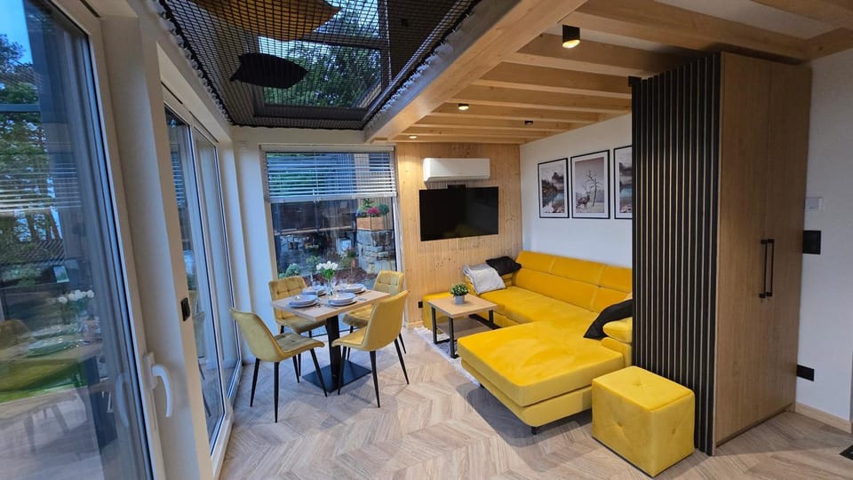 TV and multimedia, Living room, Seating area, Dining area