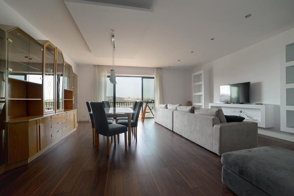 Luxury Seafront 3BR Apartment with Valletta Views Apartment in Sliema