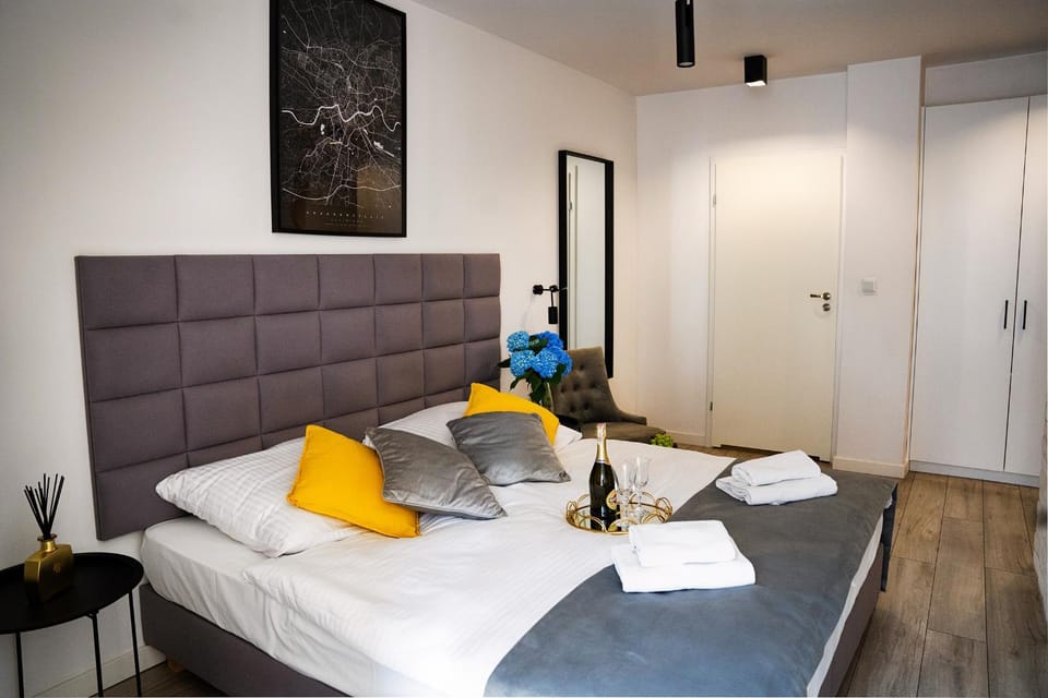 Photo of the whole room, Bedroom, towels, wardrobe