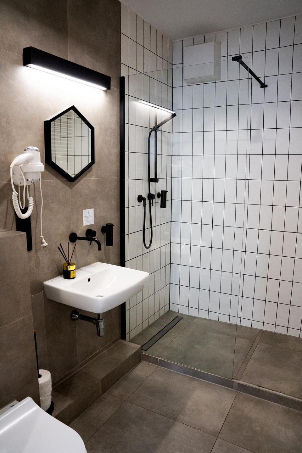 Shower, Toilet, Bathroom, towels