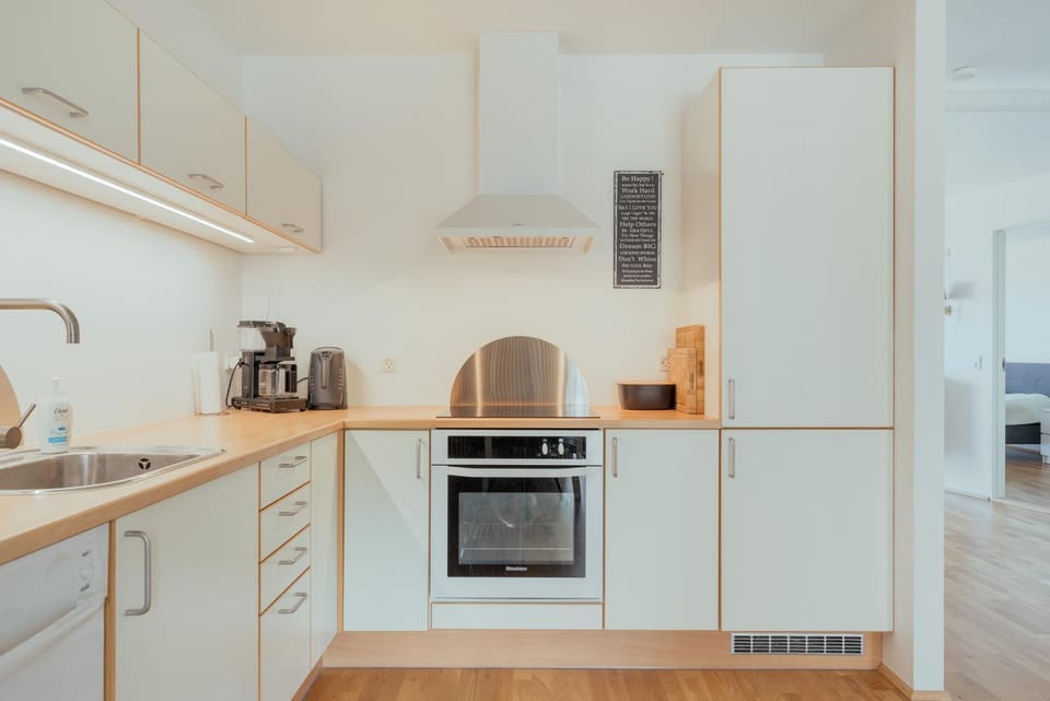 Coffee/tea facilities, Kitchen or kitchenette, dishwasher, oven, stove