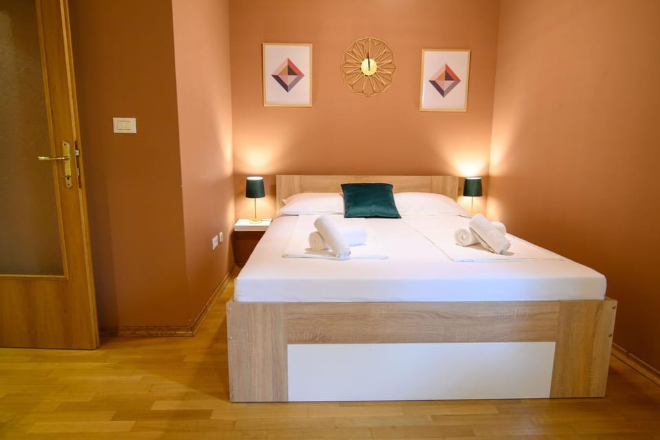 Bed, Photo of the whole room, towels