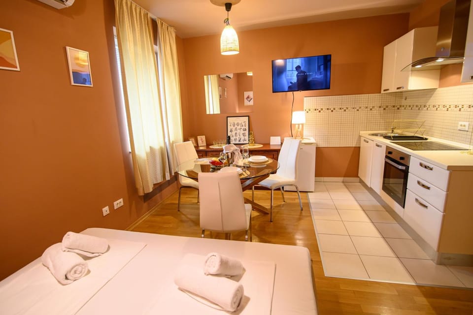 Bed, TV and multimedia, Kitchen or kitchenette, Photo of the whole room, Seating area, stove
