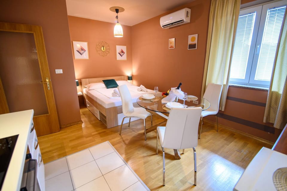 Bed, Photo of the whole room, Seating area, air conditioner