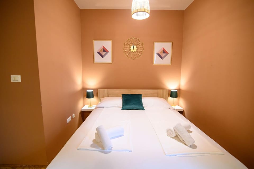 Bed, Photo of the whole room, towels