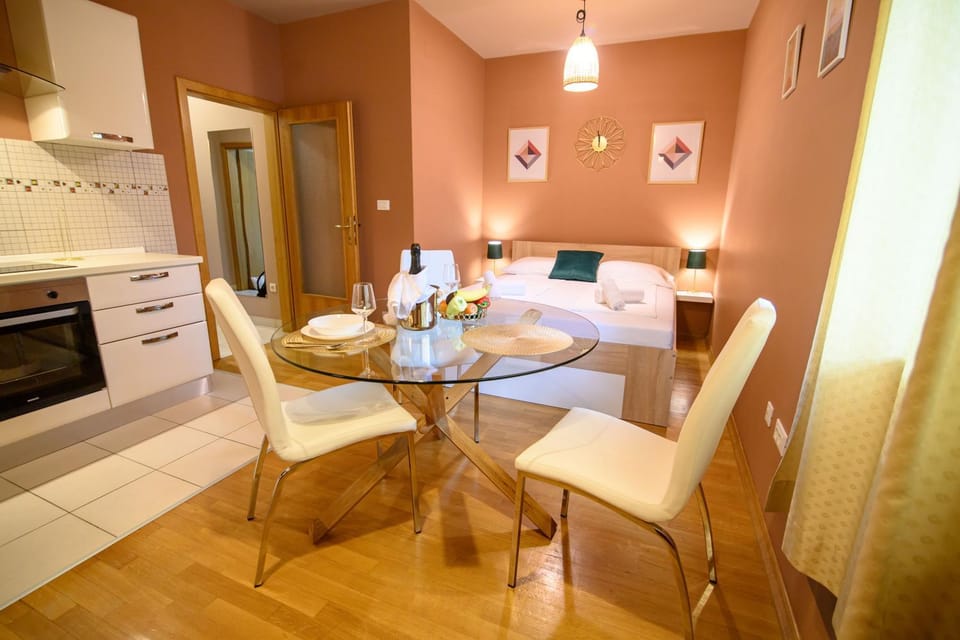 Bed, Kitchen or kitchenette, Photo of the whole room, Seating area, stove