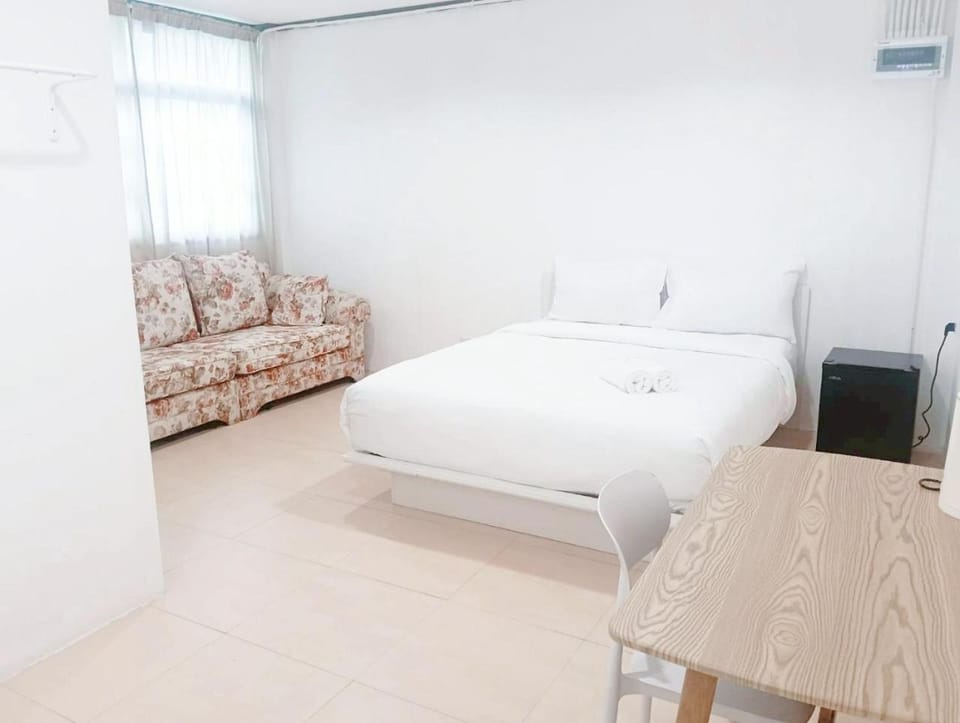 Bed, Living room, Photo of the whole room, Seating area, Bedroom