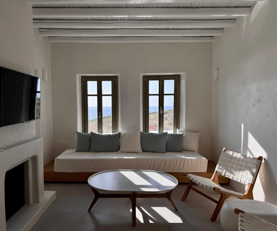 Communal lounge/ TV room, Living room, Seating area