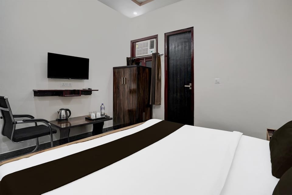 Communal lounge/ TV room, Bed, TV and multimedia, Photo of the whole room, Evening entertainment, Bedroom, hair dresser