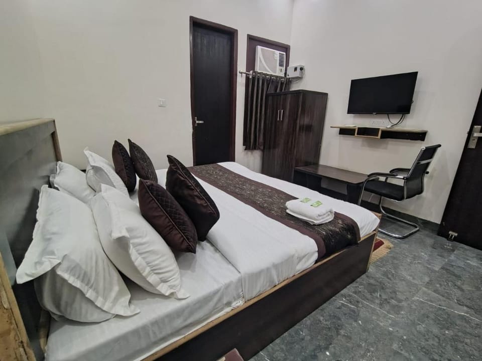 Bed, TV and multimedia, Living room, Photo of the whole room, Bedroom, towels
