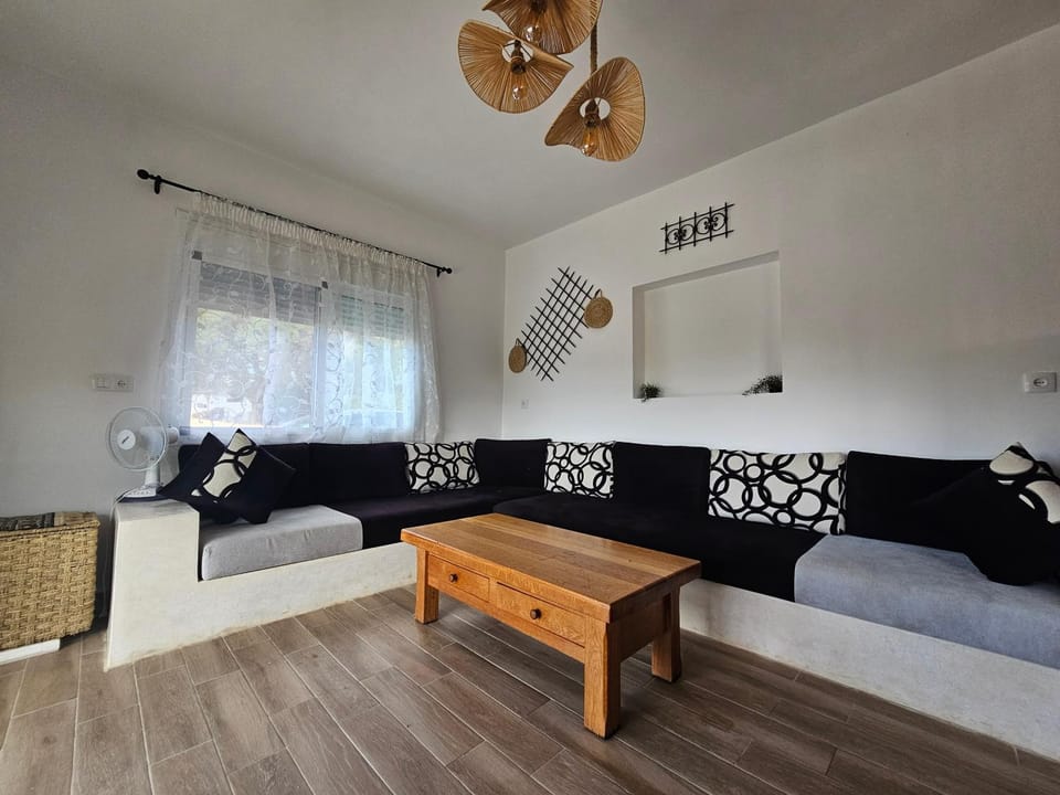 Living room, Photo of the whole room, Seating area