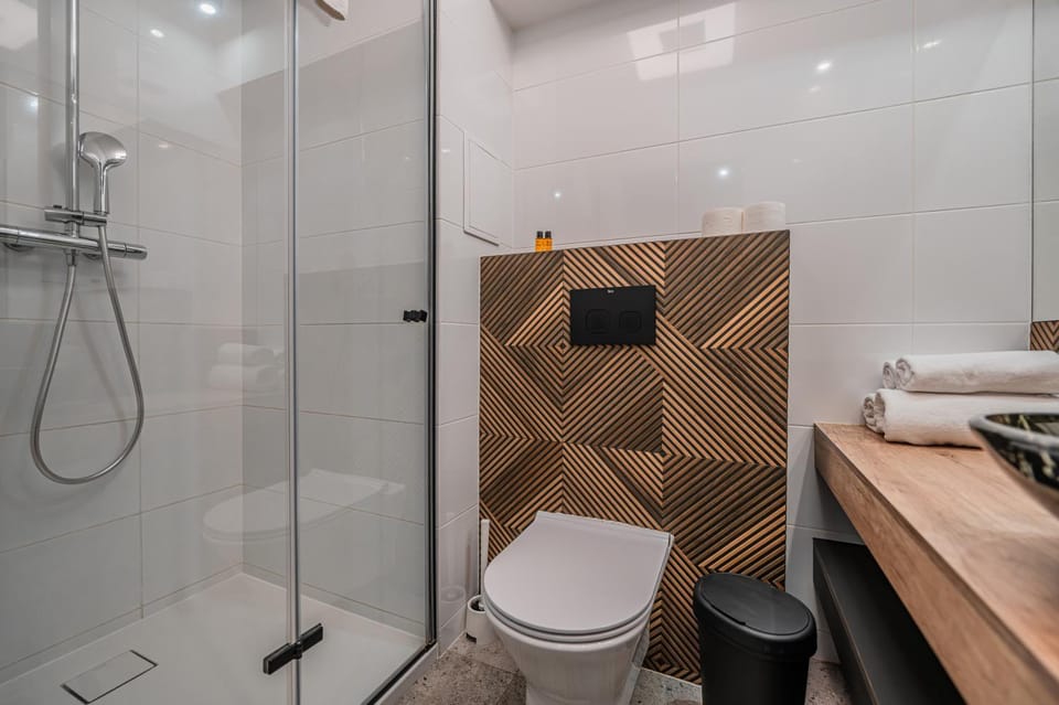 Shower, towels