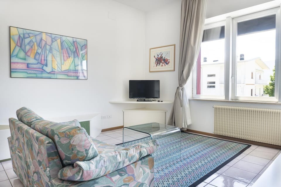 Communal lounge/ TV room, TV and multimedia, Living room, Seating area, Evening entertainment