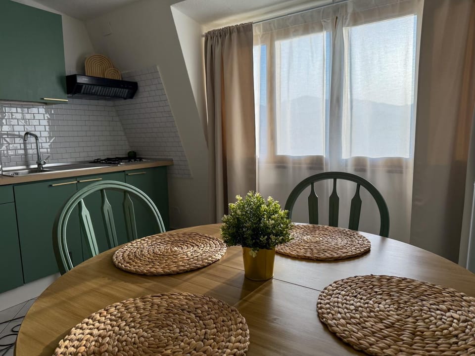 Kitchen or kitchenette, Dining area